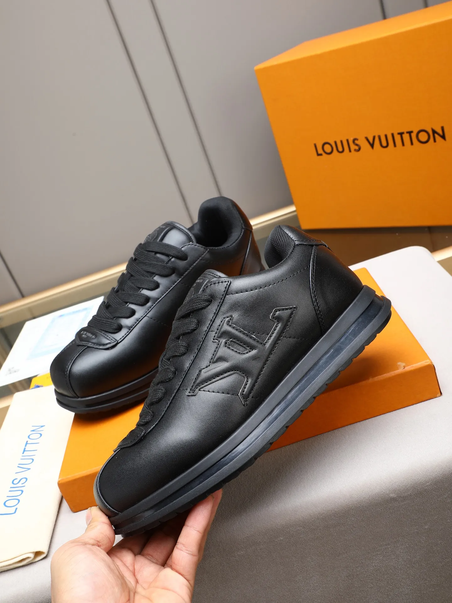 PP560 LV Louis Vuitton L Jialu Brand Runner Tatic Series Thick-soled Casual Sports Shoes Running Shoes Original purchase, development and production This LV Runner Tatic sports shoe combines technical materials such as mesh fabric and ribbons to interpret the inspiration of traditional mountaineering shoes. LV letters are written on one side, the lariat buckle of the quick lacing system is embellished with Monogram flowers and Louis Vuitton logos, and the light and wear-resistant rubber outsole completes the whole. ▪️Fabric: Original imported cowhide + mesh ▪️Inner lining: Original customized breathable mesh ▪️Sole: Original open-molded anti-slip rubber combination material ▪️Size: Men's 38-44 (customized for 45 and 46)